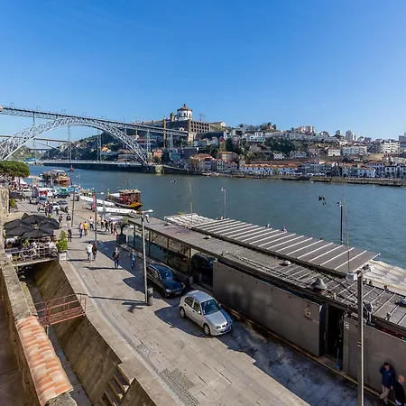 Stylish River View In Apartman